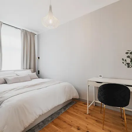 Homely Jezyce Apartment, Free Parking, Self Check In 포즈난